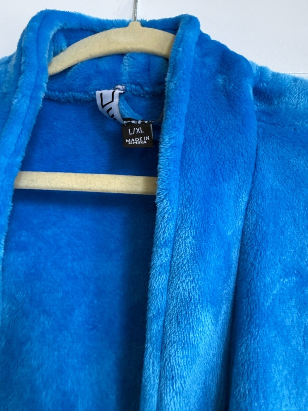 Plush Blue Bath Robe with Embroidered Lions Logo - Picture 3 of 3